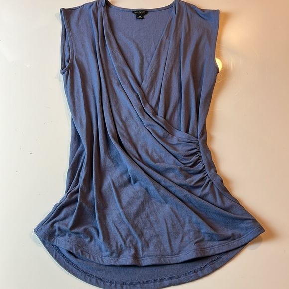 💙ANN TAYLOR BLUE WRAP FRONT V NECK RUCHED SIDE TOP SIZE EXTRA SMALL💙 - Picture 9 of 12